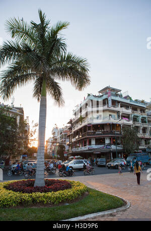 Ore di picco di traffico nei pressi del fiume Ristorante Corona a Phnom Penh,Cambogia. Foto Stock