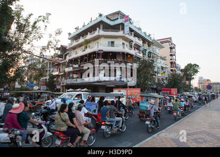 Ore di picco di traffico nei pressi del fiume Ristorante Corona a Phnom Penh,Cambogia. Foto Stock