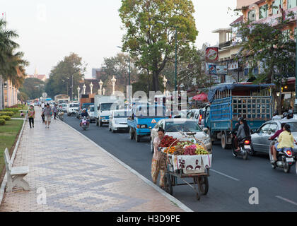 Ore di picco di traffico su Preah Sisowath,Quay a Phnom Penh,Cambogia. Foto Stock