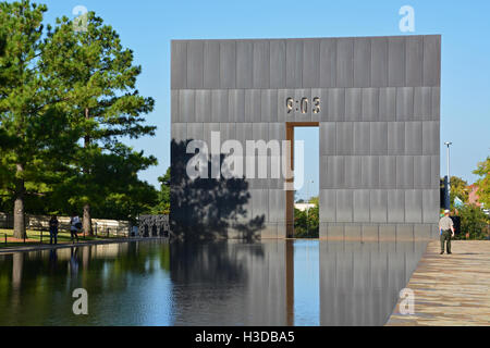 Due porte a Oklahoma City National Memorial contrassegnare prima (9:01) e dopo (9:03) il bombardamento di Murrah Federal Building. Foto Stock