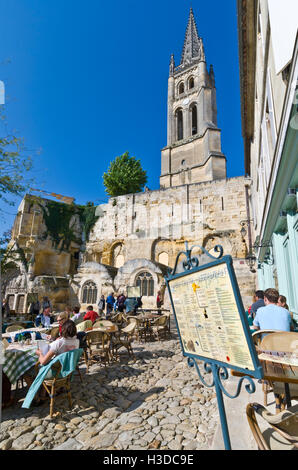 SAINT EMILION Ristorante nella principale piazza di ciottoli di St-Emilion su un caldo e soleggiato giorno chiaro con alfresco diners & menu Bordeaux Gironde Francia Foto Stock