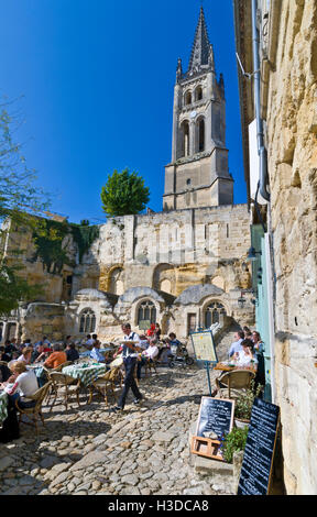 RISTORANTE SAINT EMILION menu lavagna e piazza acciottolata di St-Emilion nella giornata soleggiata e limpida, con camerieri all'aperto e menu Bordeaux Gironde Francia Foto Stock