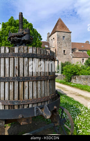 Château de castello Gevrey-Chambertin con il vecchio torchio in primo piano la Borgogna Cote d'Or Francia Foto Stock