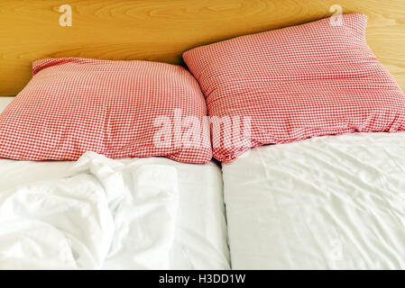 Albergo a tre stelle il letto e i cuscini con fogli sgualciti di mattina Foto Stock