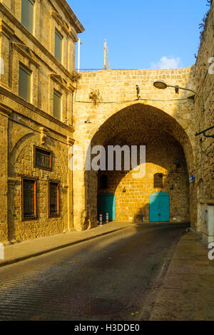 Vista dall'interno della terra porta nelle mura della città vecchia di Acri, Israele Foto Stock