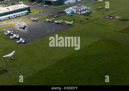 Wolverhampton Halfpenny verde in South Staffordshire, Inghilterra. Vista aerea che mostra la torre di controllo e aeromobili parcheggiati. Foto Stock