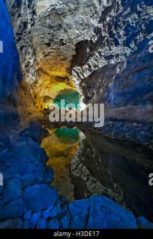 Cueva de los Verdes, grotta vulcanica piscina con perfetto specchio ottico di riflessione in piscina, Lanzarote isole Canarie Spagna Foto Stock