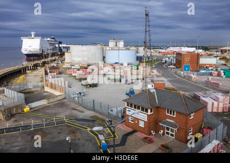 Marina Centro di controllo e P&O ferry boat King George Dock nel porto di carena a Kingston upon Hull, England, Regno Unito Foto Stock