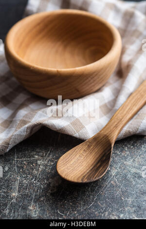 Il cucchiaio di legno e ciotola sul vecchio tavolo da cucina. Foto Stock