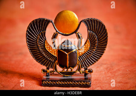 Antico scarabeo egizio statua alata - replica di decorazione Foto Stock