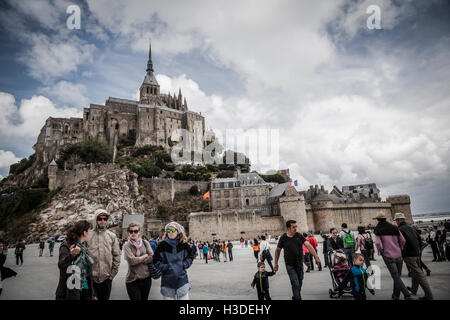 Le persone in visita a Mont Saint Michel monastero, Brittany, Francia Foto Stock