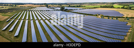 Vista aerea di un impianto fotovoltaico nel Buckinghamshire, UK Foto Stock