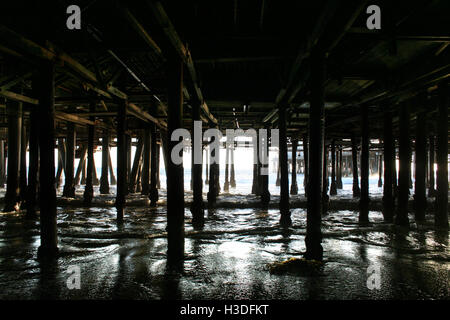 Foto scattata da sotto il Molo di Santa Monica. Foto Stock