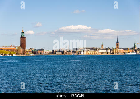 Stoccolma, Svezia. Stoccolma con il Municipio visto da Långholmen. Foto Stock