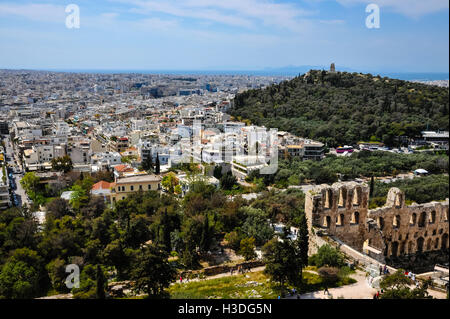 La Grecia, Atene. Vista di Atene. L' Odeon di Erode Attico è un teatro di pietra sulle pendici dell'Acropoli. Foto Stock