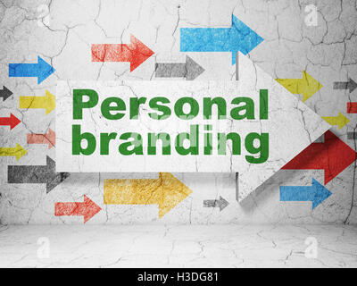 Concetto di commercializzazione: freccia con Personal Branding su grunge sfondo a parete Foto Stock