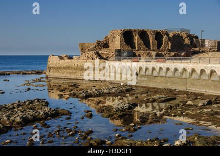 Resti di un antico porto medievale, nella città vecchia di Acri, Israele Foto Stock