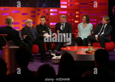 (Da sinistra a destra) Graham Norton, Danny DeVito, Ewan McGregor, Sam Neill, Miranda Hart, Giovanni vescovo e Amber Riley durante le riprese del Graham Norton Show at The London Studios di Londra, che sarà in onda su BBC1 il venerdì sera. Foto Stock