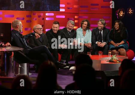 (Da sinistra a destra) Graham Norton, Danny DeVito, Ewan McGregor, Sam Neill, Miranda Hart, Giovanni vescovo e Amber Riley durante le riprese del Graham Norton Show at The London Studios di Londra, che sarà in onda su BBC1 il venerdì sera. Foto Stock