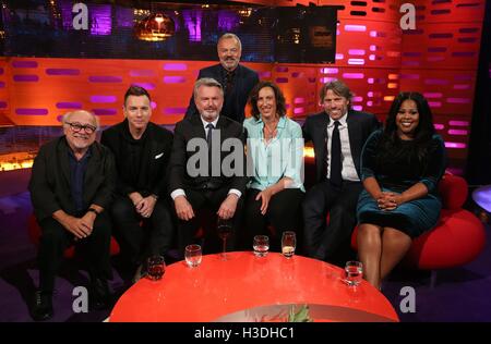 (Da sinistra a destra) Danny DeVito, Ewan McGregor, Sam Neill, Graham Norton, Miranda Hart, Giovanni vescovo e Amber Riley durante le riprese del Graham Norton Show at The London Studios di Londra, che sarà in onda su BBC1 il venerdì sera. Foto Stock