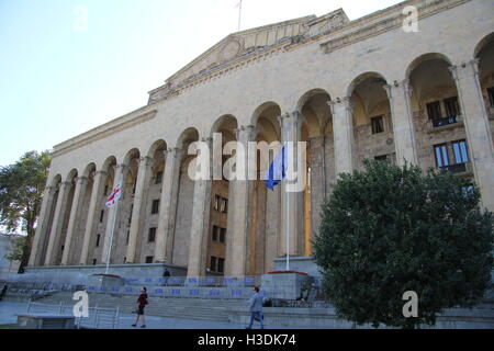 Tbilisi, Georgia. Il 27 settembre, 2016. Il palazzo del parlamento nel centro di Tbilisi, Georgia, 27 settembre 2016. Bandiera UE vola nella parte anteriore dell'edificio, anche se il paese non è membro. La Georgia è in cerca di legami più stretti con l'Unione europea e la Nato. Foto: THOMAS KOERBEL/DPA/Alamy Live News Foto Stock