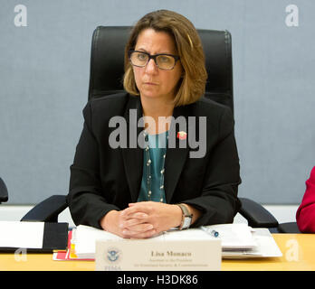 Washington, USA. 05 ott 2016. Lisa Monaco, Stati Uniti Homeland Security Advisor per il Presidente Usa Barack Obama ascolta dopo aver ricevuto un briefing sull uragano Matthew presso la Federal Emergency Management Agency (FEMA) in Washington DC, 5 ottobre 2016. Credito: Chris Kleponis/Piscina via CNP - nessun filo SERVICE - © dpa/Alamy Live News Foto Stock