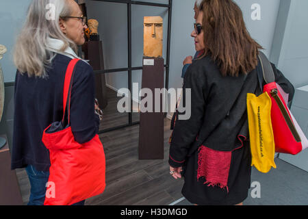 Londra, Regno Unito. 5 Ottobre, 2016. Antiche sculture nella galleria di Arianna - fregio Masters Londra 2016, Regents Park, Londra. Esso copre diverse migliaia di anni di arte da 130 dei leader del mondo moderno e gallerie storiche. Le opere esaminate spanning antichità, arte asiatica, arte etnografica, codici miniati, medievali e moderni e post-guerra, Old Masters e xix secolo, la fotografia, scultura e Wunderkammer. La fiera è aperta al pubblico 06-09 ottobre. Credito: Guy Bell/Alamy Live News Foto Stock