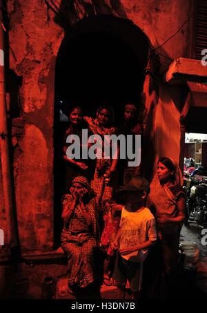 Di Allahabad, Uttar Pradesh, India. 6 Ottobre, 2016. Di Allahabad: devoto indù guarda ad artisti indiani vestito come divinità Indù, da destra, Laxman, Sita e Rama, sedersi in un tableau durante un festival di Dussehra processione in Allahabad su 06-10-2016. Il festival celebra la vittoria del bene sul male. foto di prabhat kumar verma Credito: Prabhat Kumar Verma/ZUMA filo/Alamy Live News Foto Stock