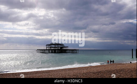 Brighton, Regno Unito. Il 6 ottobre, 2016. Meteo REGNO UNITO: Dark moody cielo sopra il Molo Ovest di Brighton che celebra il suo 150° compleanno oggi Credito: Simon Dack/Alamy Live News Foto Stock