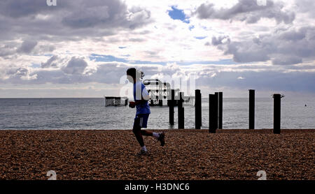 Brighton, Regno Unito. Il 6 ottobre, 2016. Meteo REGNO UNITO: Dark moody cielo sopra il Molo Ovest di Brighton che celebra il suo 150° compleanno oggi Credito: Simon Dack/Alamy Live News Foto Stock