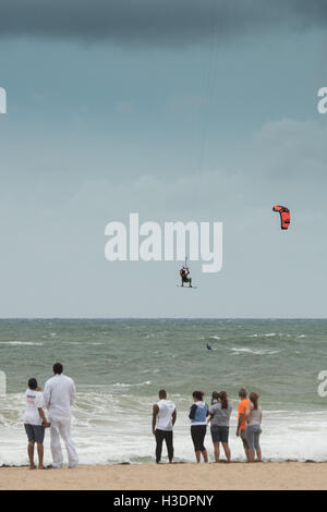 Fort Lauderdale, FL, Stati Uniti d'America. 29 apr, 2016. Guardare la gente del kite-surf sulla spiaggia di Fort Lauderdale come venti rafforzerebbe con uragano Matthew avvicinarci a Florida nella mattina di giovedì 6 ottobre 2016. Da Orit Ben-Ezzer/FPG Staff foto.South Florida; nessun MAGS; NESSUNA VENDITA; NO INTERNET; NO TV. © Sun-Sentinel/ZUMA filo/Alamy Live News Foto Stock