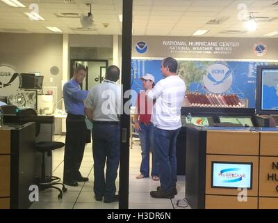 Florida, Stati Uniti d'America. 6 Ottobre, 2016. National Hurricane Ctr il direttore Richard Knabb (maglietta blu) huddles con altri dipendenti in nhc hq in Miami come essi via Matteo il giovedì mattina. Mike Mayo/ Sun Sentinel.?.South Florida; nessun MAGS; NESSUNA VENDITA; NO INTERNET; NO TV. © Sun-Sentinel/ZUMA filo/Alamy Live News Foto Stock