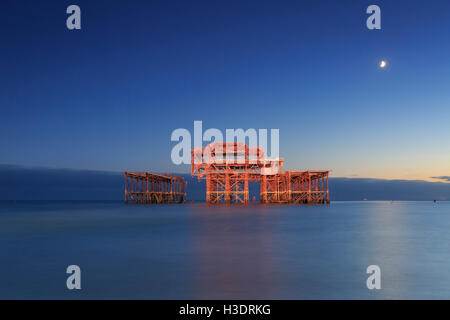 Brighton, East Sussex, Regno Unito. 06 ottobre 2016. Il centocinquantesimo anniversario della apertura del Molo Ovest. Le rovine del Molo Ovest di Brighton sono state illuminate dopo il tramonto per contrassegnare il centocinquantesimo anniversario della apertura del molo - il 6 ottobre 1866. Credito: Clive Jones/Alamy Live News Foto Stock