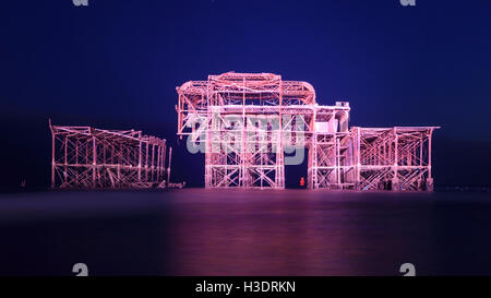 Brighton, East Sussex, Regno Unito. 06 ottobre 2016. Il centocinquantesimo anniversario della apertura del Molo Ovest. Le rovine del Molo Ovest di Brighton sono state illuminate con colori diversi dopo il tramonto per contrassegnare il centocinquantesimo anniversario della apertura del molo - il 6 ottobre 1866. Credito: Clive Jones/Alamy Live News Foto Stock