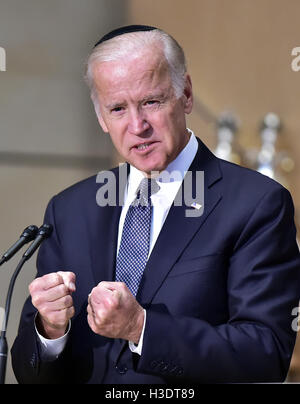 Washington, Distretto di Columbia, Stati Uniti d'America. 6 Ottobre, 2016. Il Vicepresidente degli Stati Uniti Joe Biden rende commento a ufficiali nazionali del memoriale di servizio per Shimon Peres a Adas Israele Congregazione in Washington, DC il 6 ottobre 2016. Credito: Ron Sachs/CNP Credito: Ron Sachs/CNP/ZUMA filo/Alamy Live News Foto Stock