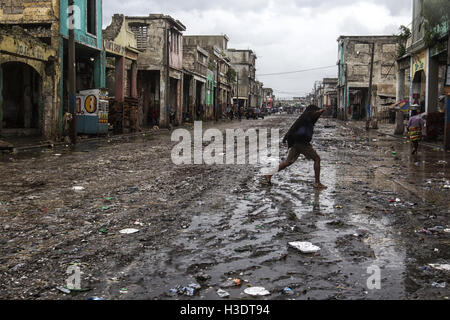(161006) -- Port-au-Prince, 6 ott. 2016 (Xinhua) -- Immagine fornita dal Fondo delle Nazioni Unite per l'Infanzia (UNICEF) mostra una persona che cammina su una strada dopo l'arrivo dell'uragano Matteo, in Port-Au-Prince, capitale di Haiti, Ottobre 4, 2016. Uragano Matthew ha lasciato almeno 108 morti in Haiti, secondo il ministero degli Interni il giovedì. (Xinhua/UNICEF) (da) (ce) ***CREDITO*** ***Nessuna vendita-nessun archivio*** ***solo uso editoriale*** Foto Stock