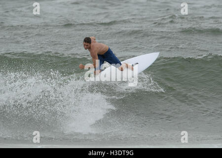 POMPANO Beach, FL - 06 ottobre: un surfista cavalcare le onde forniti dall uragano Matteo prima di influenzare Florida del sud il 6 ottobre 2016 in Pompano Beach , Florida. Credito: mpi04/MediaPunch Foto Stock