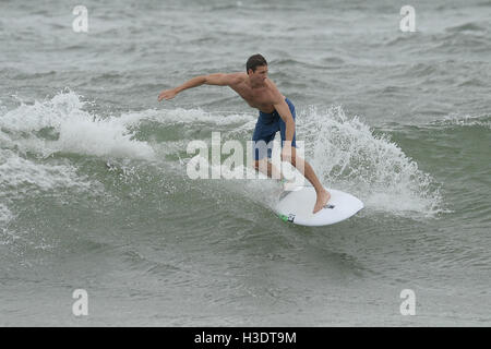 POMPANO Beach, FL - 06 ottobre: un surfista cavalcare le onde forniti dall uragano Matteo prima di influenzare Florida del sud il 6 ottobre 2016 in Pompano Beach , Florida. Credito: mpi04/MediaPunch Foto Stock