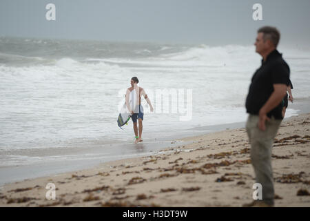 POMPANO Beach, FL - 06 ottobre: un surfista cavalcare le onde forniti dall uragano Matteo prima di influenzare Florida del sud il 6 ottobre 2016 in Pompano Beach , Florida. Credito: mpi04/MediaPunch Foto Stock