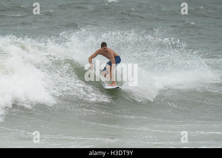 POMPANO Beach, FL - 06 ottobre: un surfista cavalcare le onde forniti dall uragano Matteo prima di influenzare Florida del sud il 6 ottobre 2016 in Pompano Beach , Florida. Credito: mpi04/MediaPunch Foto Stock