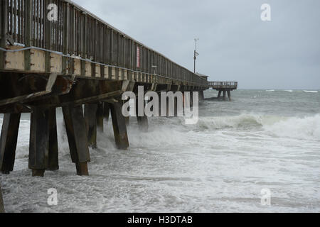 POMPANO Beach, FL - 06 ottobre: una vista generale di atmosfera sull uragano Matteo prima di influenzare Florida del sud il 6 ottobre 2016 in Pompano Beach , Florida. Credito: mpi04/MediaPunch Foto Stock