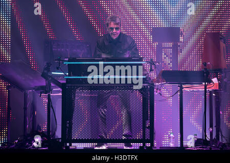 Brighton, Inghilterra. Il 6 ottobre 2016, Jean-Michel Jarre prima notte del suo tour europeo presso il Centro di Brighton, Inghilterra. Jean-Michel Jarre eseguire una spettacolare live show per la prima volta in sei anni Credito: Jason Richardson / Alamy Live News Foto Stock