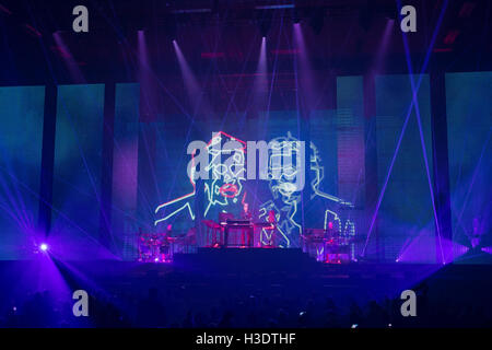 Brighton, Inghilterra. Il 6 ottobre 2016, Jean-Michel Jarre prima notte del suo tour europeo presso il Centro di Brighton, Inghilterra. Jean-Michel Jarre eseguire una spettacolare live show per la prima volta in sei anni Credito: Jason Richardson / Alamy Live News Foto Stock