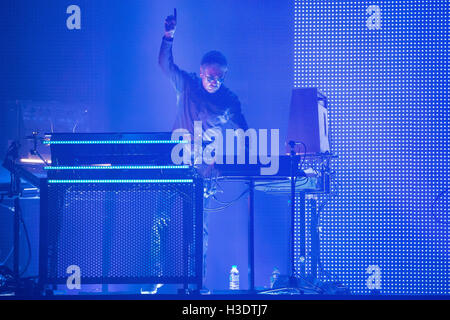 Brighton, Inghilterra. Il 6 ottobre 2016, Jean-Michel Jarre prima notte del suo tour europeo presso il Centro di Brighton, Inghilterra. Jean-Michel Jarre eseguire una spettacolare live show per la prima volta in sei anni Credito: Jason Richardson / Alamy Live News Foto Stock