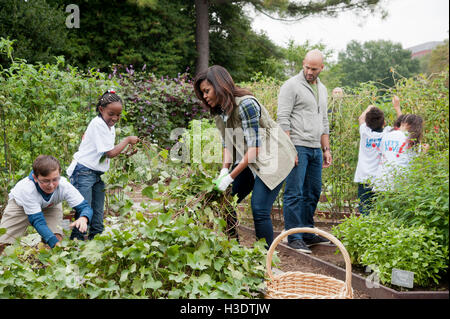 Washington DC, Stati Uniti d'America. Il 6 ottobre, 2016. La First Lady Michelle Obama partecipa nella sua ultima Casa Bianca orto il raccolto . Credito: Patsy Lynch/Alamy Live News Foto Stock