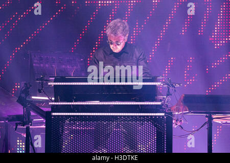 Brighton, Inghilterra. Il 6 ottobre 2016, Jean-Michel Jarre prima notte del suo tour europeo presso il Centro di Brighton, Inghilterra. Jean-Michel Jarre eseguire una spettacolare live show per la prima volta in sei anni Credito: Jason Richardson / Alamy Live News Foto Stock