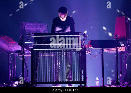 Brighton, Inghilterra. Il 6 ottobre 2016, Jean-Michel Jarre prima notte del suo tour europeo presso il Centro di Brighton, Inghilterra. Jean-Michel Jarre eseguire una spettacolare live show per la prima volta in sei anni Credito: Jason Richardson / Alamy Live News Foto Stock