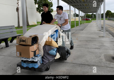 Weston, FL, Stati Uniti d'America. 6 Ottobre, 2016. fl-Matteo-rifugio-ta-1-ng : Victor Rodriguez e il nipote Freddy Cedeño da West Hollywood prendono le loro famiglie forniture della Croce Rossa di Ricovero di emergenza a Falcon Cove Middle School di Weston giovedì come gli effetti dell'Uragano Matteo iniziano a farsi sentire. Uragano Matthew è tornato alla categoria 4 forza il Giovedì mattina e potrebbe essere la produzione di ''estremamente pericoloso'' venti sostenuti di 145 mph dal momento in cui si avvicina alla Florida del Sud al più tardi oggi, il National Hurricane Center detto.Taimy Alvarez, Sun Sentinel.South Florida; nessun MAGS; NESSUNA VENDITA Foto Stock