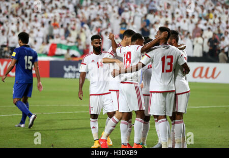 Abu Dhabi. 6 Ottobre, 2016. Emirati arabi uniti i giocatori di celebrare per obiettivo durante la Coppa del Mondo di calcio 2018 match di qualificazione tra gli Emirati Arabi Uniti e della Thailandia a Mohammed Bin Zayed Stadium ad Abu Dhabi il 6 ottobre 2016. © Li Zhen/Xinhua/Alamy Live News Foto Stock