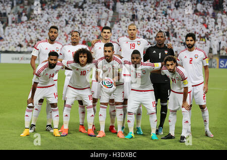 Abu Dhabi. 6 Ottobre, 2016. Emirati arabi uniti i giocatori di posa per una foto prima della Coppa del Mondo di calcio 2018 match di qualificazione tra gli Emirati Arabi Uniti e della Thailandia a Mohammed Bin Zayed Stadium ad Abu Dhabi il 6 ottobre 2016. © Li Zhen/Xinhua/Alamy Live News Foto Stock